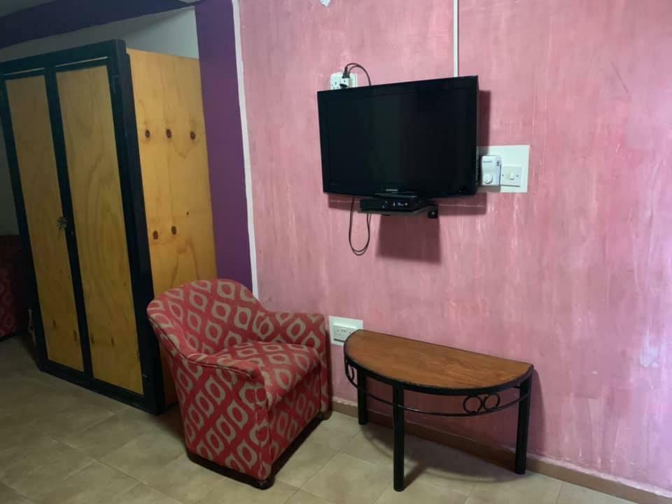 Vlv International Guest House โคโลลิ ภายนอก รูปภาพ